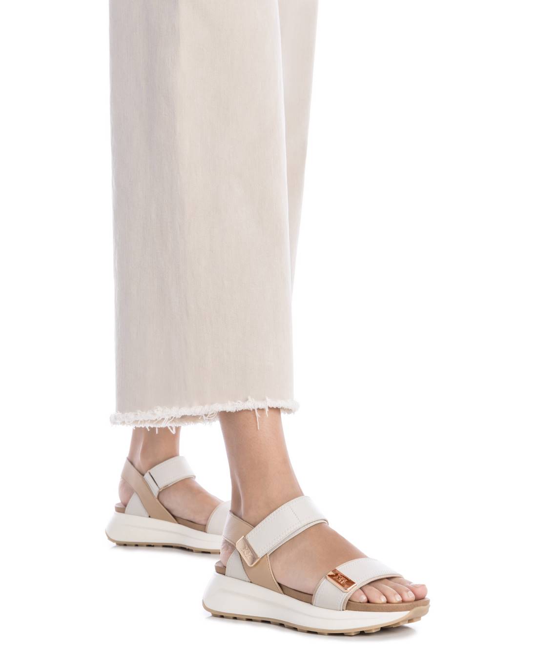 Xti - 143874 - Chunky dual strap low wedge sandal