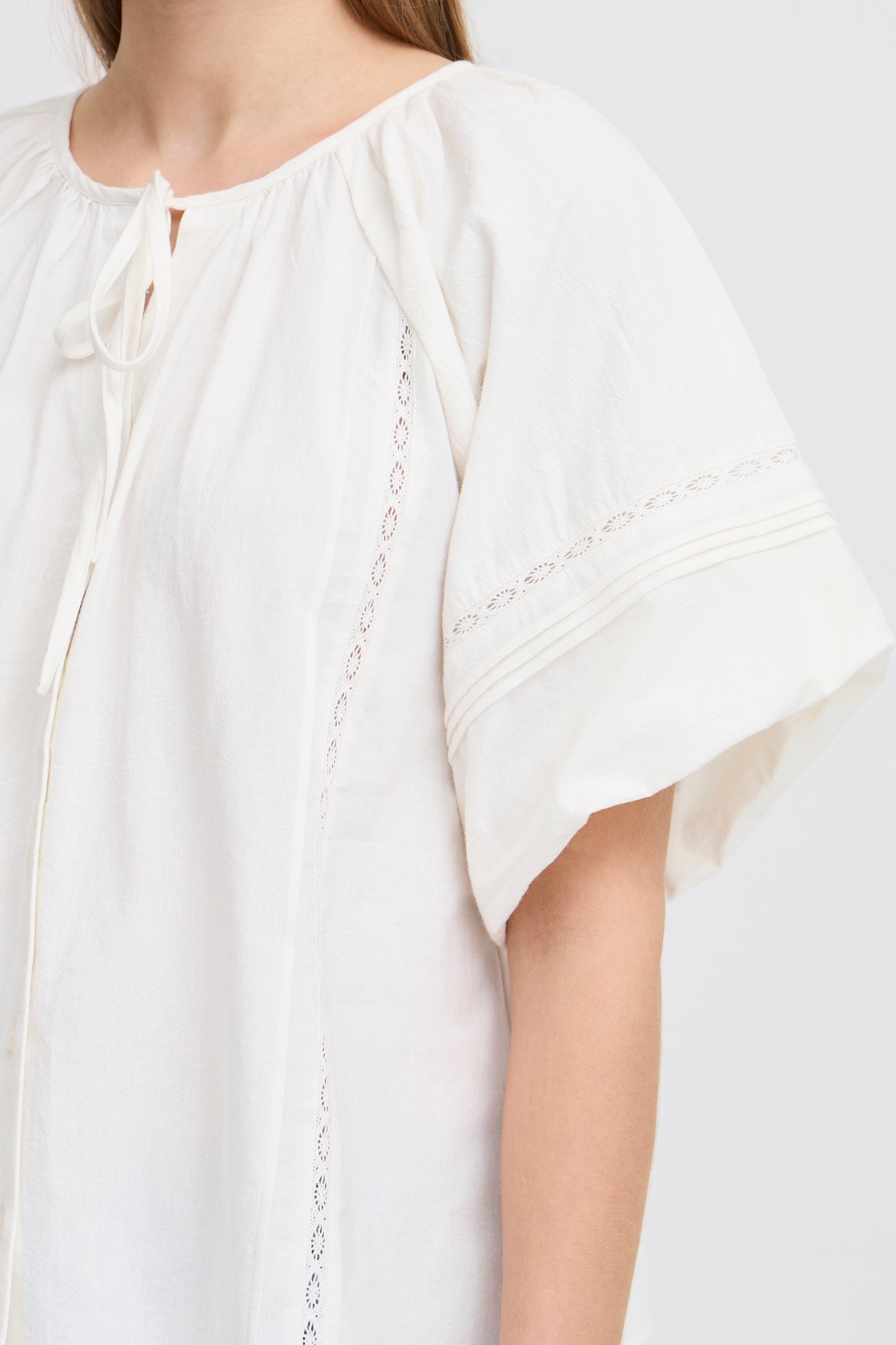 ICHI - UTAKO SH - Embroidery cut out detail puff sleeve top
