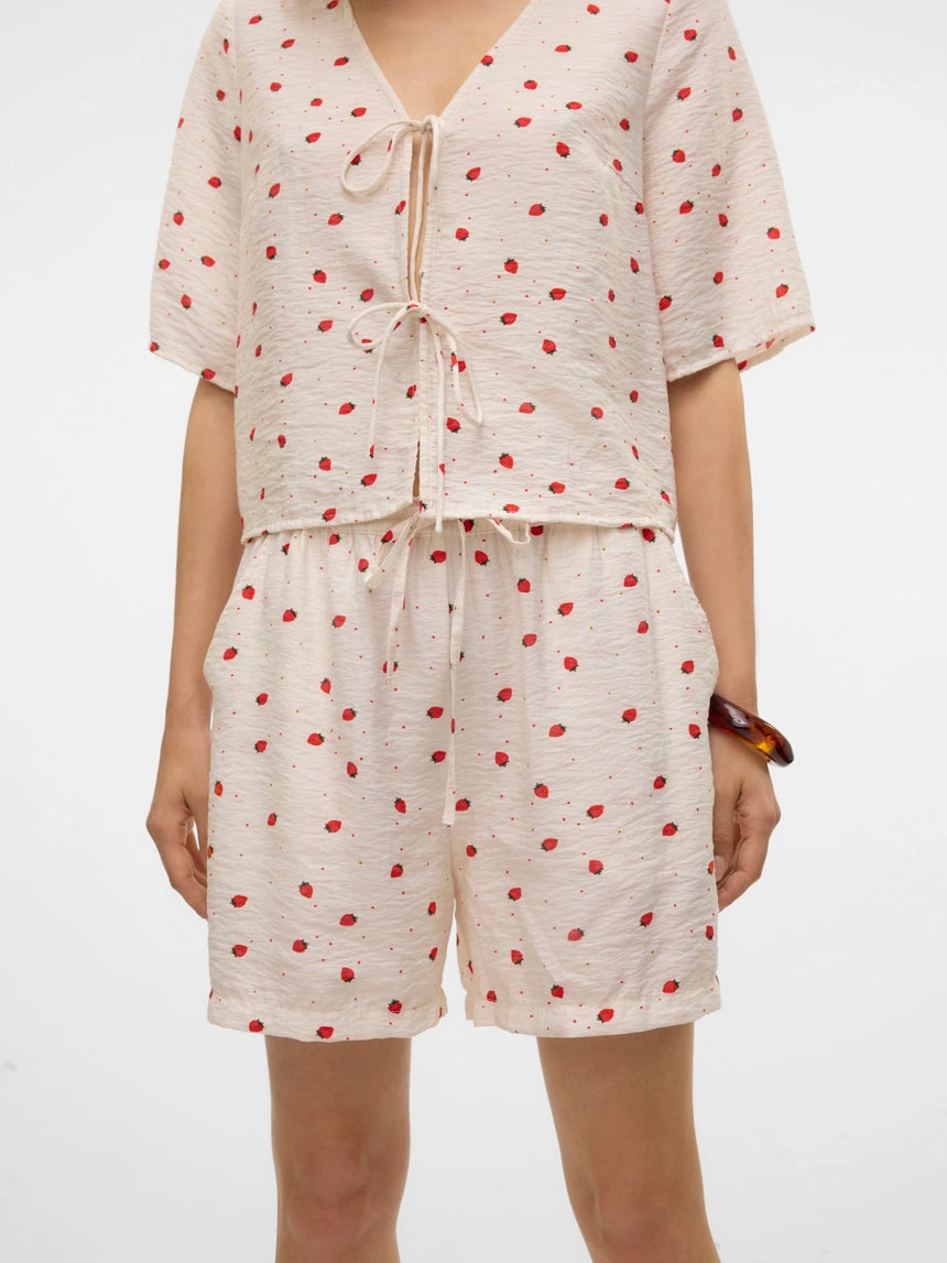 Vero Moda - ODETTE - Strawberry print shorts