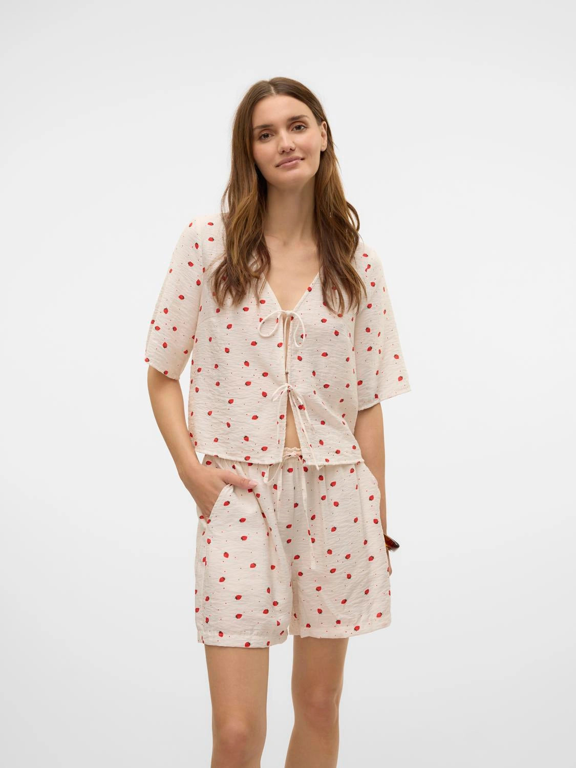 Vero Moda - ODETTE - Strawberry print shorts