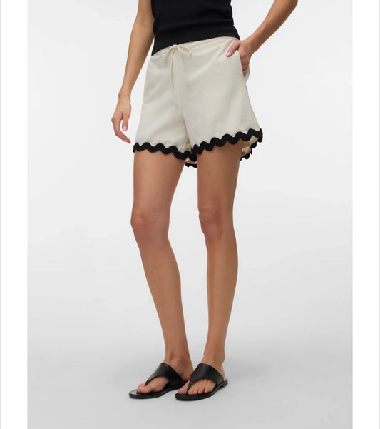 Vero Moda - JENNA - Scallop edge shorts