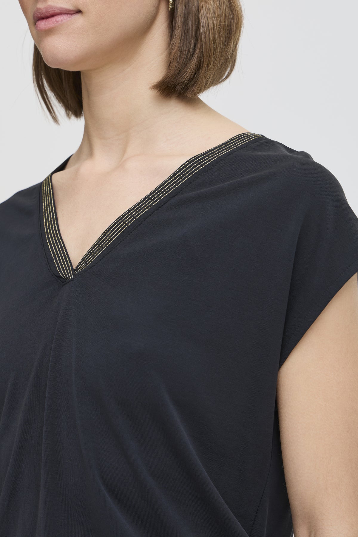 B.Young - PERL - V.Neck gold thread detail t.shirt