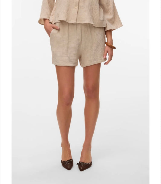 Vero Moda - NATALI - Soft crinkle shorts