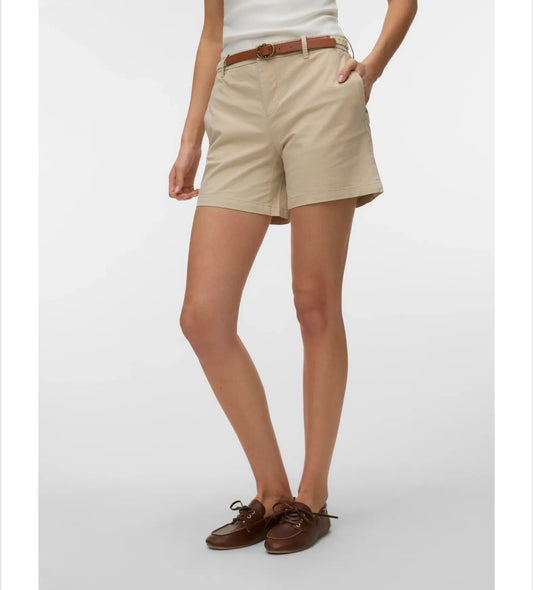 Vero Moda - FIEBY - Chino belted shorts