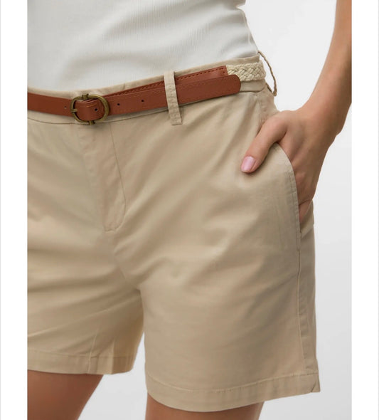Vero Moda - FIEBY - Chino belted shorts