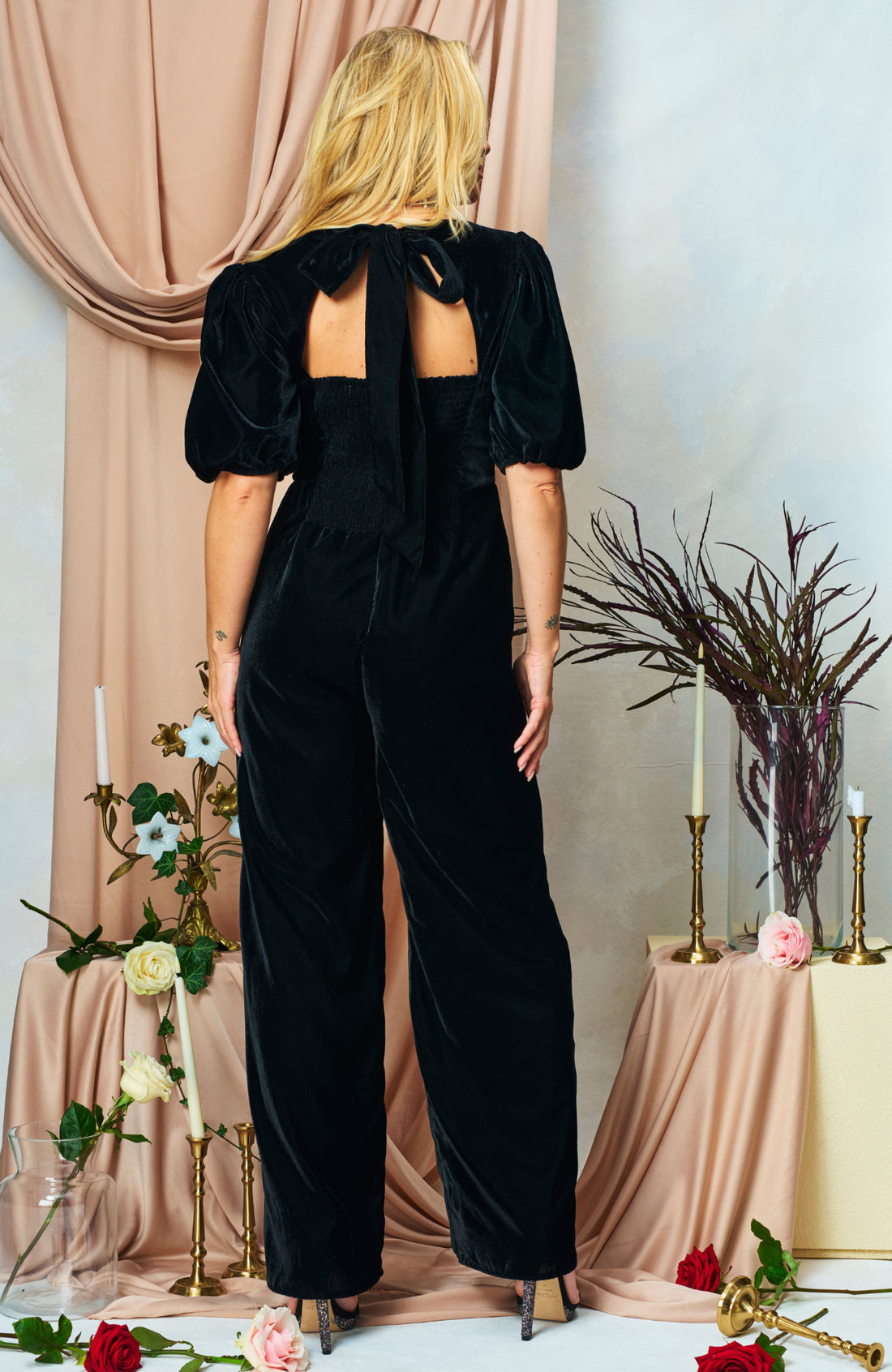 Hope & Ivy - CHELSEA puff sleeve velvet jumpsuit with embellished bows