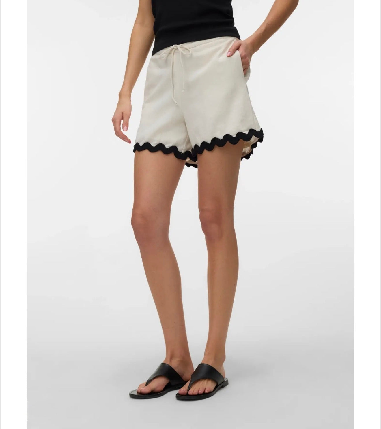Vero Moda - JENNA - Scallop edge shorts