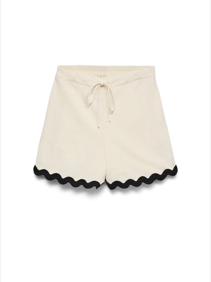 Vero Moda - JENNA - Scallop edge shorts
