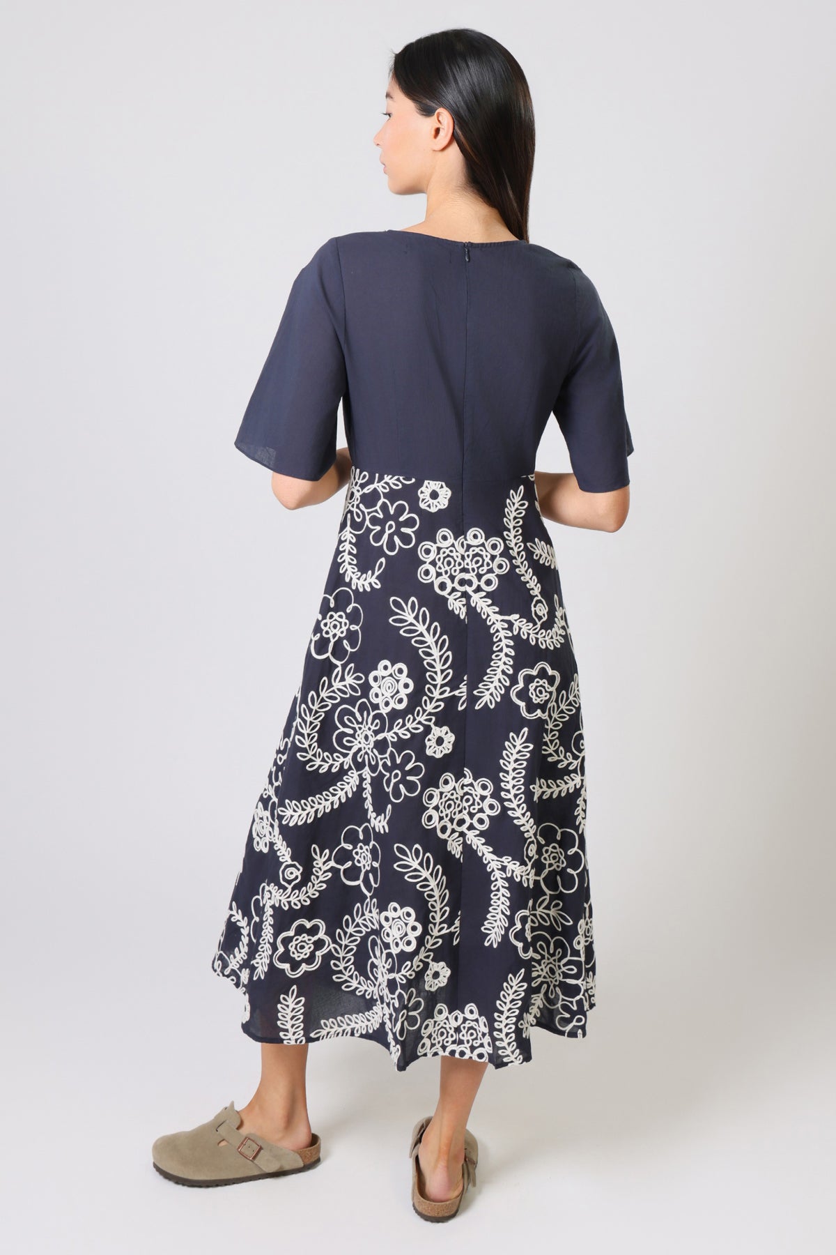 Traffic People - BLYTHE - V.Neck embroidered midi dress